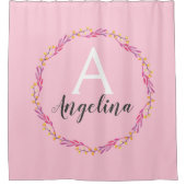ガーリー淡い色の赤面ピンクフローラリースモノグラム名 シャワーカーテン (正面)