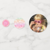 ガーリー赤面ピンクエイジ誕生日フォトイニシャル コンフェッティ (裏面)