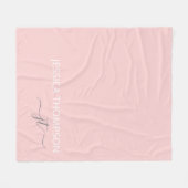 ガーリー赤面ピンクシモダンックモノグラム名 フリースブランケット (正面(横))