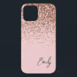 ガーリー赤面ピンクローズ金ゴールドグリッターモノグラム iPhone 12ケース<br><div class="desc">バラガーリー金ゴールド-赤面ピンクスパークルと滴下グリッターブラッシュドフェイクメタルのモノグラム名とイニシャル電話。これは、最高の甘い16歳の誕生日、結婚ブライダルシャワー、記念日、赤ちゃんシャワーまたはバチェロレッテギフトを作る誰かがグラームの豪華さとシックなスタイルを愛する。</div>