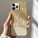 ガーリー金ゴールドグリッターモノグラム名 iPhone 12ケース<br><div class="desc">ガーリーグリッターモノグラム名の大文字と小文字。このデザインはグリッターのテクスチャーフェイクでアクセントを付ける。このカスタムデザインを自分の名前とモノグラムイニシャルでパーソナライズする。</div>