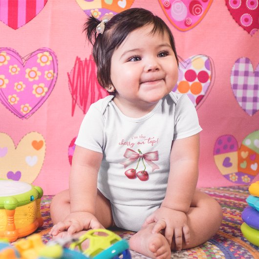 ガーリー ピンク レッド コケッティ チェリー ファースト 1歳の誕生日 ベビーボディスーツ