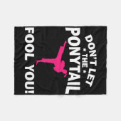 ガールおもしろい空手デザインキッズウィメンキックボクシングブラ フリースブランケット (正面(横))