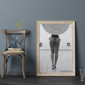 ガールインハットオンザハットビーチ白黒プリント ポスター