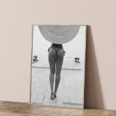 ガールインハットオンザハットビーチ白黒プリント ポスター