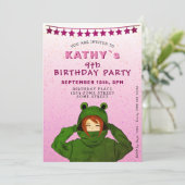ガールウィンググリーンカエルフード付スケッチピンク誕生日 招待状 (スタンド正面)