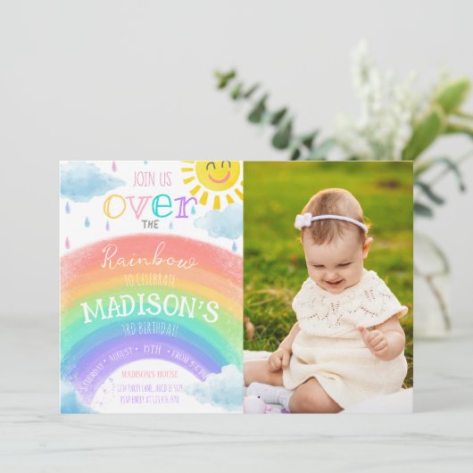 ガールオーバーザレインボーカラフル誕生日写真 招待状 (スタンド正面)