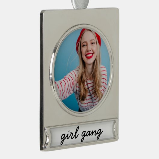 ガールギャングキュートモダンフェミニストガールパワー スクリプト シルバープレートバナーオーナメント (右)
