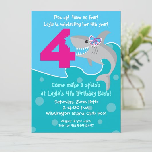 ガールシャークバイト招待状- 4番目の誕生日パーティー 招待状 (スタンド正面)