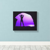 ガールスタンドインアーチパープルファインアート キャンバスプリント (インサイチュ (ウッドフロア))