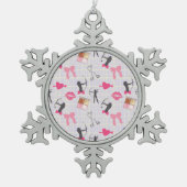 ガールズアーチェリーガーリー-ハートとメイクアップ スノーフレークピューターオーナメント (正面)