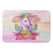 ガールズキュートパープルユニコーンレインボー名前をカスタムする バスマット (正面)