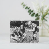 ガールズコレクティングカエル, 1940年代 ポストカード (スタンド正面)