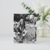 ガールズコレクティングカエル, 1940年代 ポストカード (スタンド正面)