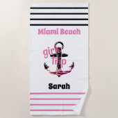 ガールズトリップ航海のいかりピンクとブラック ビーチタオル (正面)