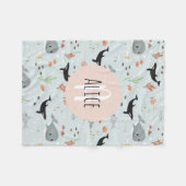 ガールズトレンディー海ホエールパターンモノグラムキッズファイル フリースブランケット (正面(横))