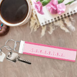 ガールズネームピンクお洒落タイポグラフィ リストバンドキーホルダー<br><div class="desc">このピンクリストキーチェーンの両側に名前を付ける。このシンプルデザインとミニマルなタイポグラフィはお洒落で文字を入力し、ミッドドット/黒丸を使用して名前の文字を宇宙する。</div>