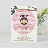 ガールズピンクハイブビーをテーマにした第1誕生日 招待状 (スタンド正面)
