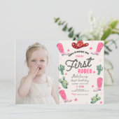 ガールズファーストロデオ写真誕生日女性のカーボーイかわいい 招待状 (スタンド正面)