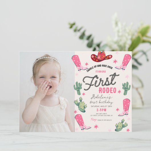 ガールズファーストロデオ写真誕生日女性のカーボーイかわいい 招待状 (スタンド正面)