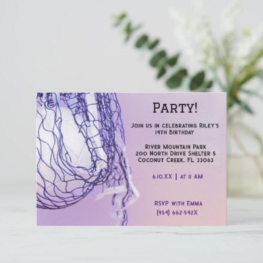 ガールズライトパープルスポーツバレーボール誕生日 招待状 (スタンド正面)