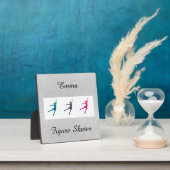 ガールズ姿スケートで滑るテーブルトッププラークとイーゼル フォトプラーク (インサイチュ)