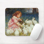 ガールズ食べ物を与えラビット マウスパッド (マウス)