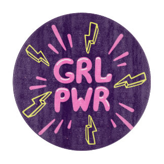 ガールパワーフェミニストのスローガン、バイオレットの背景。 カッティングボード