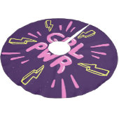 ガールパワーフェミニストのスローガン、バイオレットの背景。 ブラッシュドポリエステルツリースカート (アングル)