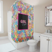 ガールパワー |ピンクガーリーの美しい山花女性 シャワーカーテン (インサイチュ)