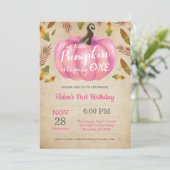 ガールパンプキンファースト誕生日招待状ピンク 招待状 (スタンド正面)