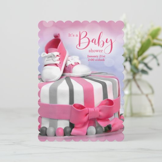 ガールピンクと紫のベビーシューズ赤ちゃんシャワー 招待状 (スタンド正面)