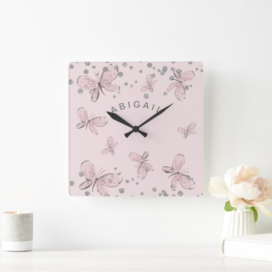 ガールピンクバタフライシルバースパークル名前をカスタムする スクエア壁時計 (ホーム)