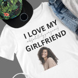 ガールフレンドおもしろいの写真ギフトを持つ彼氏 Tシャツ<br><div class="desc">ユーモアとハートを一緒に持ち込む私のガールフレンドを愛おもしろいする写真のTシャツ – 魅力と表現の完璧なパーソナライズされたブレンドよくはしゃぐ。このカスタマイズシャツを感傷的な形見に変える写真とユニーク一緒に。この愛おもしろい心に満ちたデザインは、彼の誕生日、記念日、愛の自発的な身振りなど、理想的な贈り物を作り出す。ハートを袖に衣服させ(文字通り)、笑いのtouchで彼の崇拝を披露しよう。お好きな彼氏の祝贈り物で、パーソナライズ、サプライズ、あなたの特別なつながり!</div>