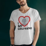 ガールフレンドの写真が大好き Tシャツ<br><div class="desc">自分のI Love My Girboleを今まで以上に写真文字のTシャツを作成モダンしクール、大きな赤いハートにスラブセリフのフォントとガールフレンドの写真をフィーチャーするこの面白いシャツのテンプレート。自分の写真、名前、または任意の文字を追加パーソナライズされたする。「私は私のガールフレンドが大好き」のTシャツのデザインはインスパイア、ミルトン・グラザー製のロゴのTシャツのグラフィックデザイン「I love NY」で、私はグラザーが使用したオリジナルの丸いスラブの書体の代わりにクーリエ新フォントを使用した。私のガールフレンドユニークのTシャツが大好きだから、彼氏のために自分の贈り物を作りなさい!</div>