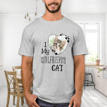 ガールフレンドの猫が大好きカスタムかわいいハート写真 Tシャツ<br><div class="desc">本当は誰が好きなの？ガールフレンドか彼女の猫！この与え猫好きシャツで今日のバレンタインの彼氏への完璧なギフトおもしろい!猫ママと猫猫好きのパパが必要だ！ガールフレンドが大好きシャツ引用文「ガールフレンドの猫が好き」のおもしろいひねり…猫の写真でパーソナライズお気に入りのする。COPYRIGHT © 2020 Judy Burrows,  Black Dog Art - All Rights Reserved.ガールフレンドの猫が大好きカスタムかわいいハート写真Tシャツ</div>