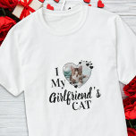 ガールフレンドの猫写真が大好パーソナライズされたき Tシャツ<br><div class="desc">本当は誰が好きなの？ガールフレンドか彼女の猫！この与え猫好きシャツで今日のバレンタインの彼氏への完璧なギフトおもしろい!猫ママと猫猫好きのパパが必要だ！ガールフレンドが大好きシャツ引用文「ガールフレンドの猫が好き」のおもしろいひねり…猫の写真でパーソナライズお気に入りのする。COPYRIGHT © 2020 Judy Burrows,  Black Dog Art - All Rights Reserved.ガールフレンドの猫写真パーソナライズされたTシャツが大好き</div>