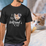 ガールフレンドの猫写真カスタムTシャツが大好き Tシャツ<br><div class="desc">本当は誰が好きなの？ガールフレンドか彼女の猫！この与え猫好きシャツで今日のバレンタインの彼氏への完璧なギフトおもしろい!猫ママと猫猫好きのパパが必要だ！ガールフレンドが大好きシャツ引用文「ガールフレンドの猫が好き」のおもしろいひねり…猫の写真でパーソナライズお気に入りのする。COPYRIGHT © 2020 Judy Burrows,  Black Dog Art - All Rights Reserved.ガールフレンドの猫写真カスタムTシャツが大好き</div>