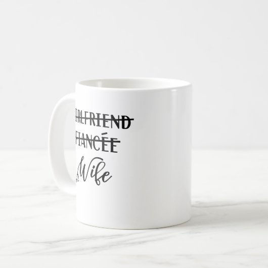 ガールフレンド婚約者の妻おもしろいたった今結婚しました コーヒーマグカップ (正面左)