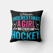 ガールホッケープレーヤーを過小評価しない クッション (裏面)