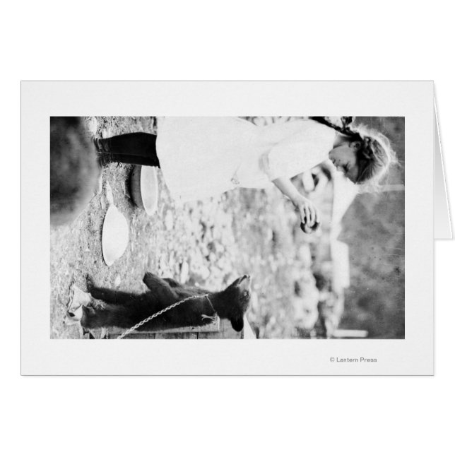 ガール食べ物を与えズベアーカブ (正面横)