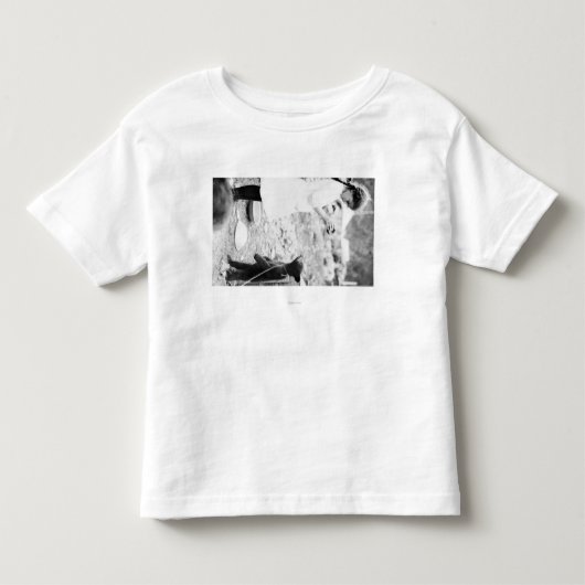 ガール食べ物を与えズベアーカブ トドラーTシャツ (正面)