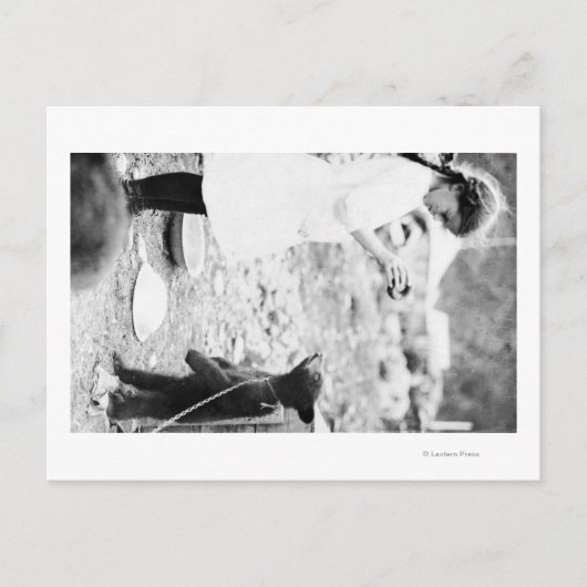 ガール食べ物を与えズベアーカブ ポストカード (正面)