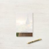 キアンティのブドウ畑に樽がある白ワイン ポストイット (デスク上)