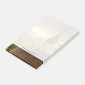 キアンティのブドウ畑に樽がある白ワイン ポストイット (アングル)