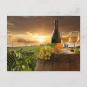 キアンティのブドウ畑に樽がある白ワイン ポストカード (正面)