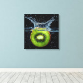 キウイのスライスが水に飛び散る キャンバスプリント (インサイチュ (ウッドフロア))