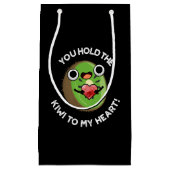 キウイを私のハートフルーツプンダークBgに保持 スモールペーパーバッグ (正面)