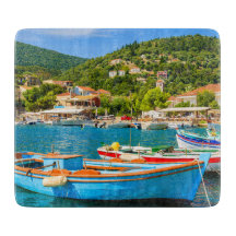 キオカラフルニ港のギリシャ魚釣りボート