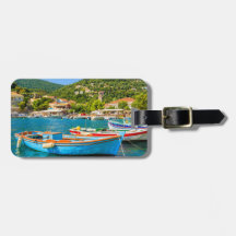 キオカラフルニ港のギリシャ魚釣りボート